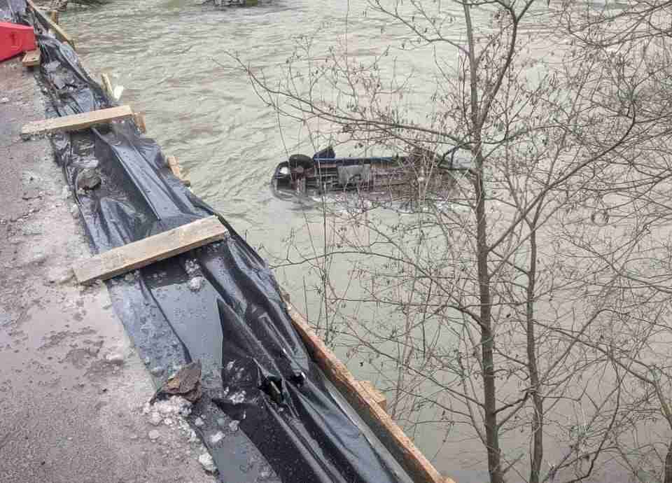 На Закарпатті авто злетіло з мосту в річку (ФОТО)