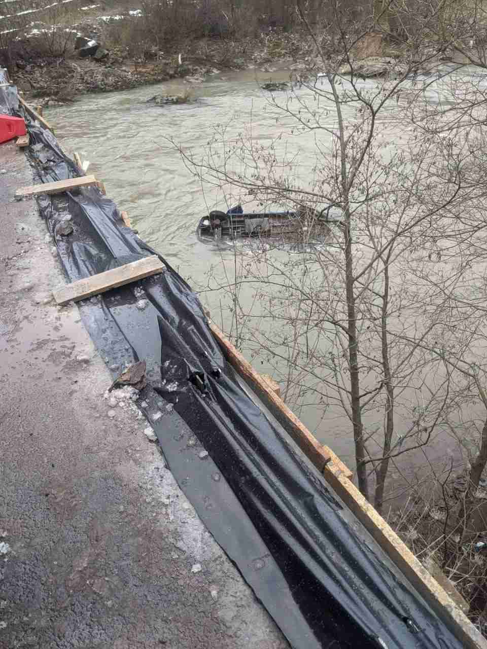 На Закарпатті авто злетіло з мосту в річку (ФОТО)