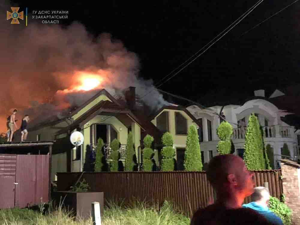 На Закарпатті блискавка влучила в будинок, сталася пожежа (фото)