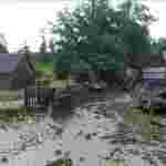 На Закарпатті через негоду затоплені домогосподарства та дороги (фото)