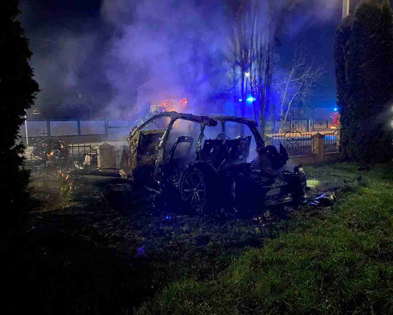 На Закарпатті через нетверезого водія в палаючому авто згорів пасажир (ФОТО)