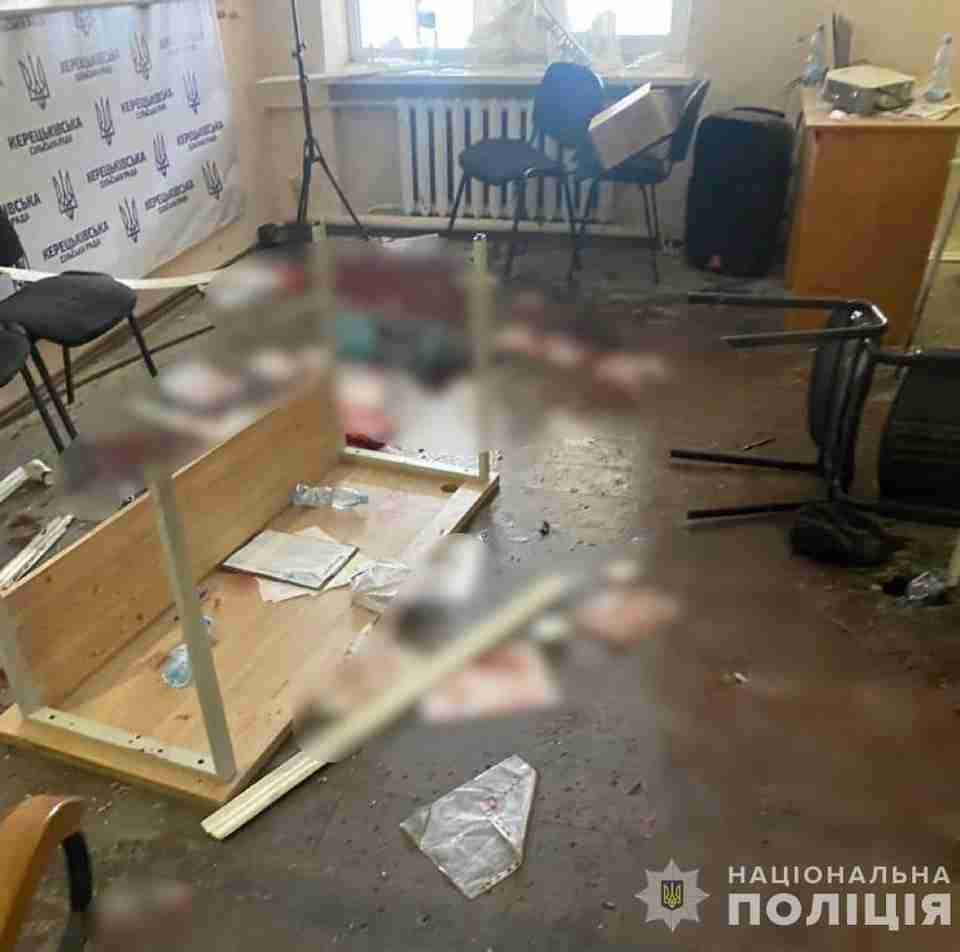 На Закарпатті депутат підірвав гранати в будівлі сільради: є жертви (ФОТО)