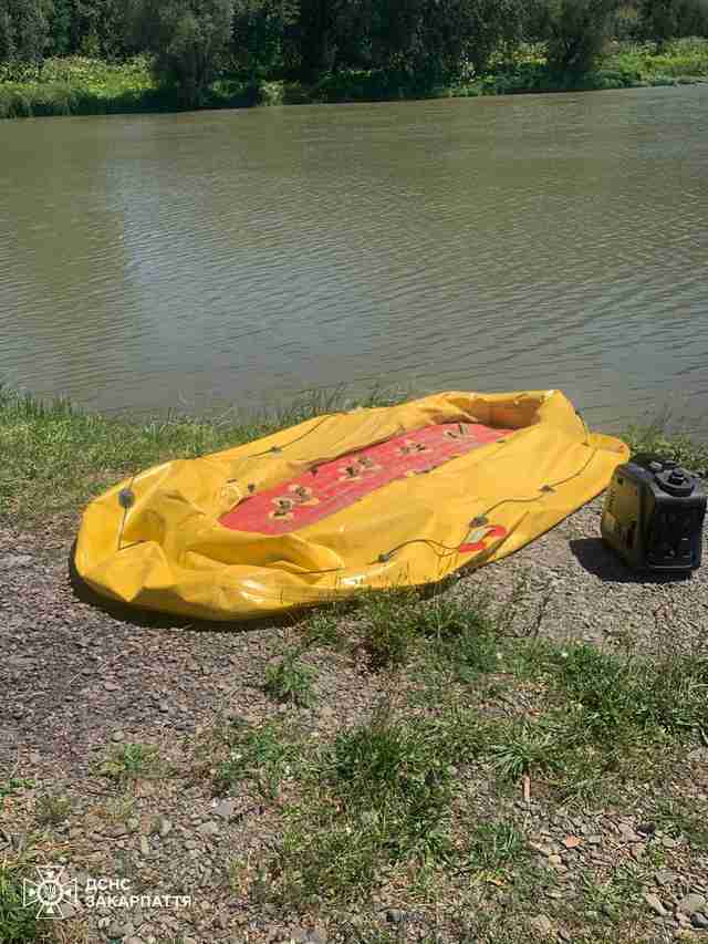 На Закарпатті діти під час сплаву на надувних човнах не впоралися з керуванням та впали у річку  (ФОТО)