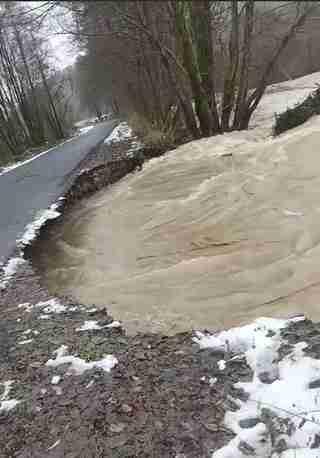 На Закарпатті критична ситуація на одній з доріг: річка підмиває асфальтне покриття (ВІДЕО)