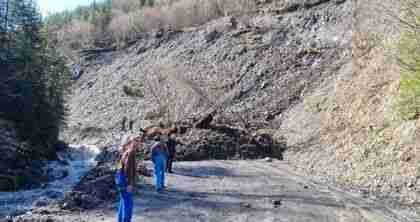 На Закарпатті неподалік від популярного курорту стався зсув ґрунту, пошкоджені дороги (ФОТО)