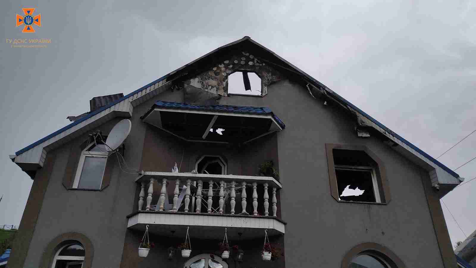 На Закарпатті сьогодні блискавка влучила у двоповерховий будинок й спричинила масштабну пожежу (ФОТО)
