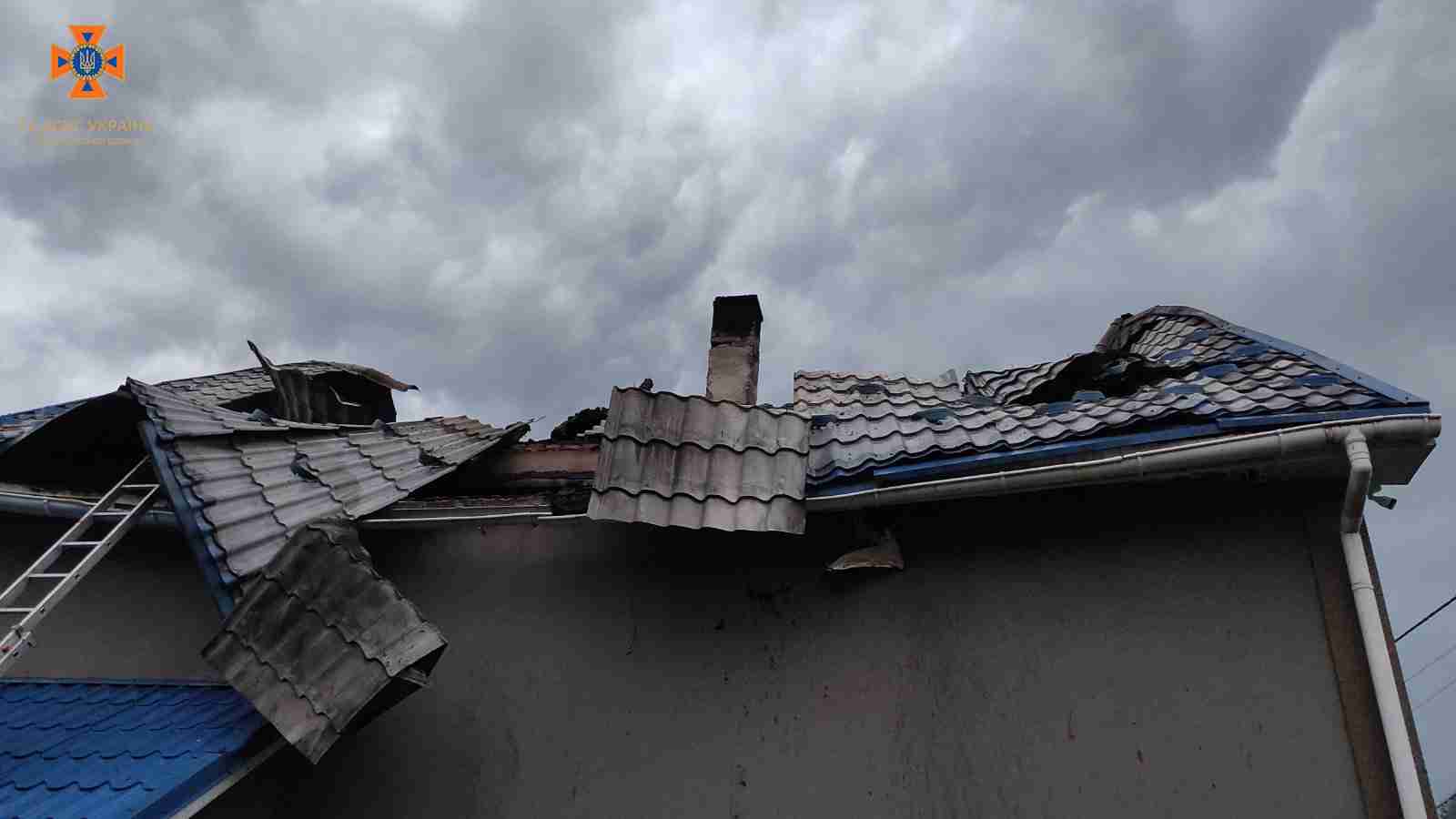 На Закарпатті сьогодні блискавка влучила у двоповерховий будинок й спричинила масштабну пожежу (ФОТО)