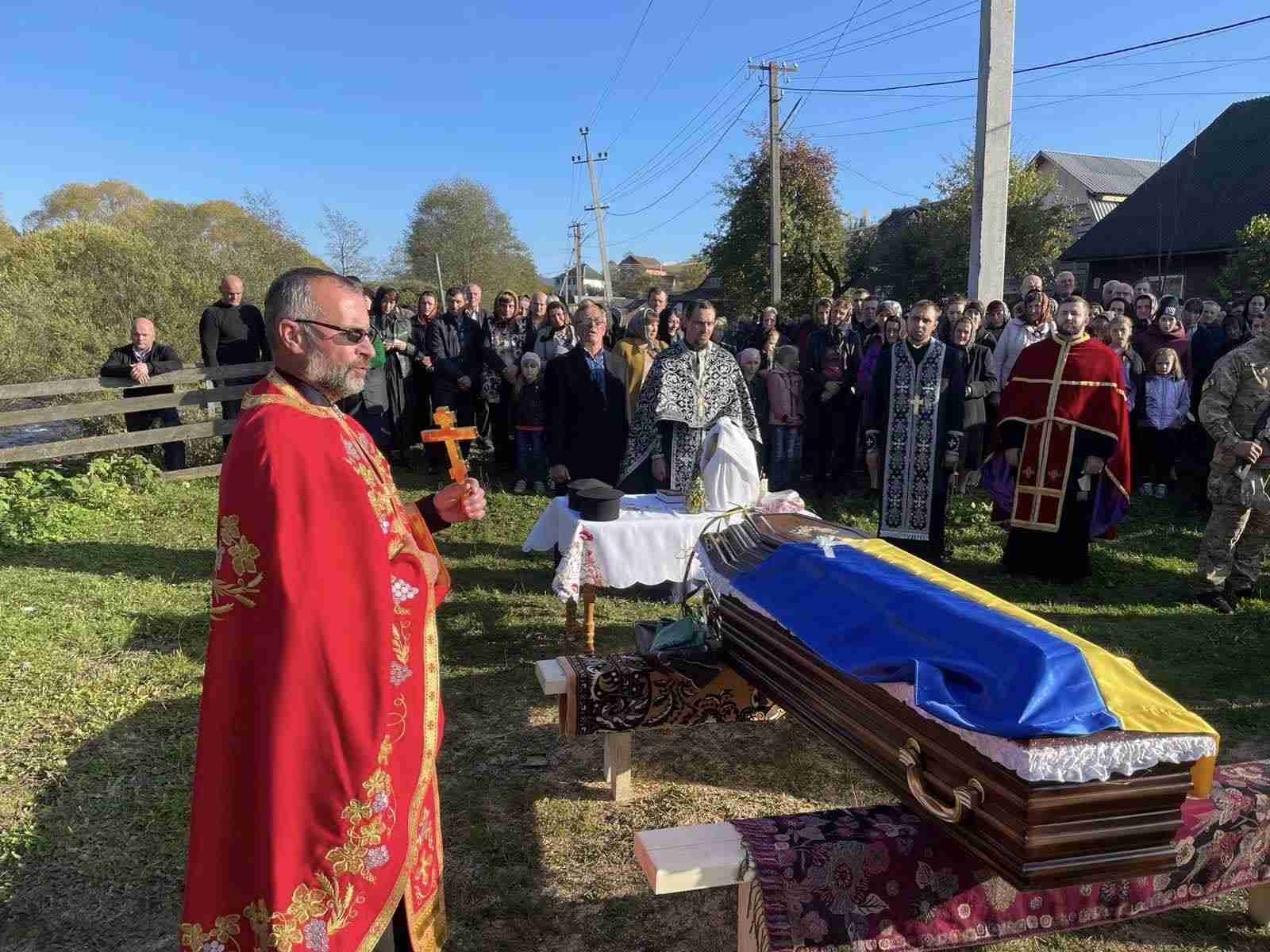 На Закарпатті труну з тілом загиблого Героя не дали занести до церкви УПЦ МП
