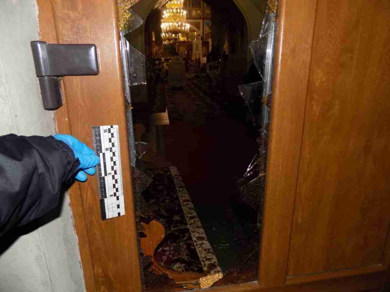 На Закарпатті у Водохресний святвечір чоловік вибив скло у дверях церкви і викрав дев’ять хрестів (ФОТО)