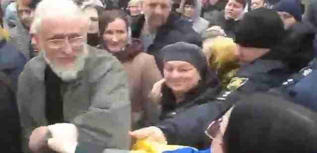 На Житомирщині священик УПЦ МП побив двох дітей, які стояли з синьо-жовтими прапорами (ФОТО, ВІДЕО)