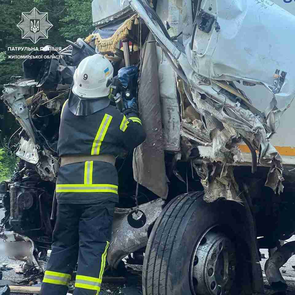 На Житомирщині трапилася жахлива смертельна ДТП з участю двох вантажівок (ФОТО)