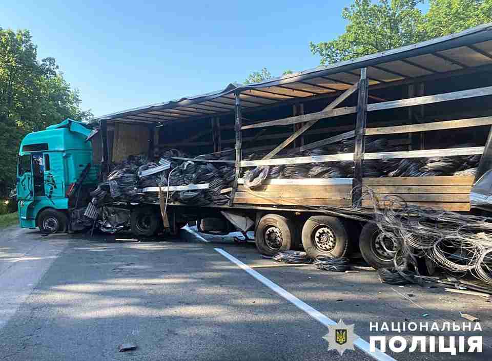 На Житомирщині трапилася жахлива смертельна ДТП з участю двох вантажівок (ФОТО)