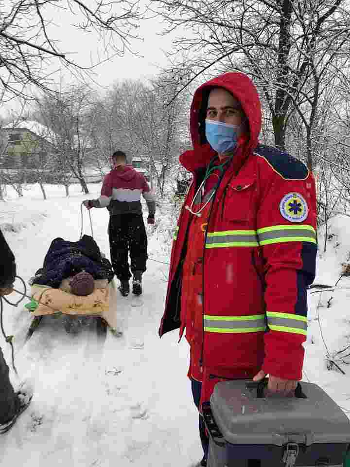 На Жовківщині через засніжені дороги медики шпиталізували жінку з інфарктом на санях (фото)