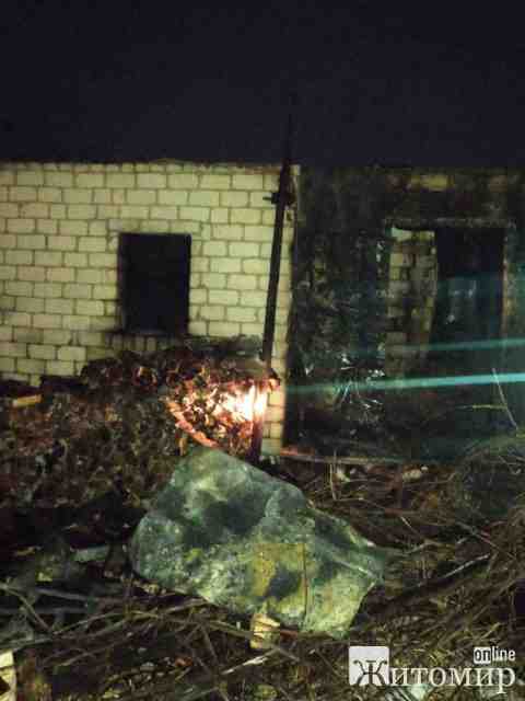 На Житомирщині горів будинок: під завалами рятувальники знайшли тіло власника