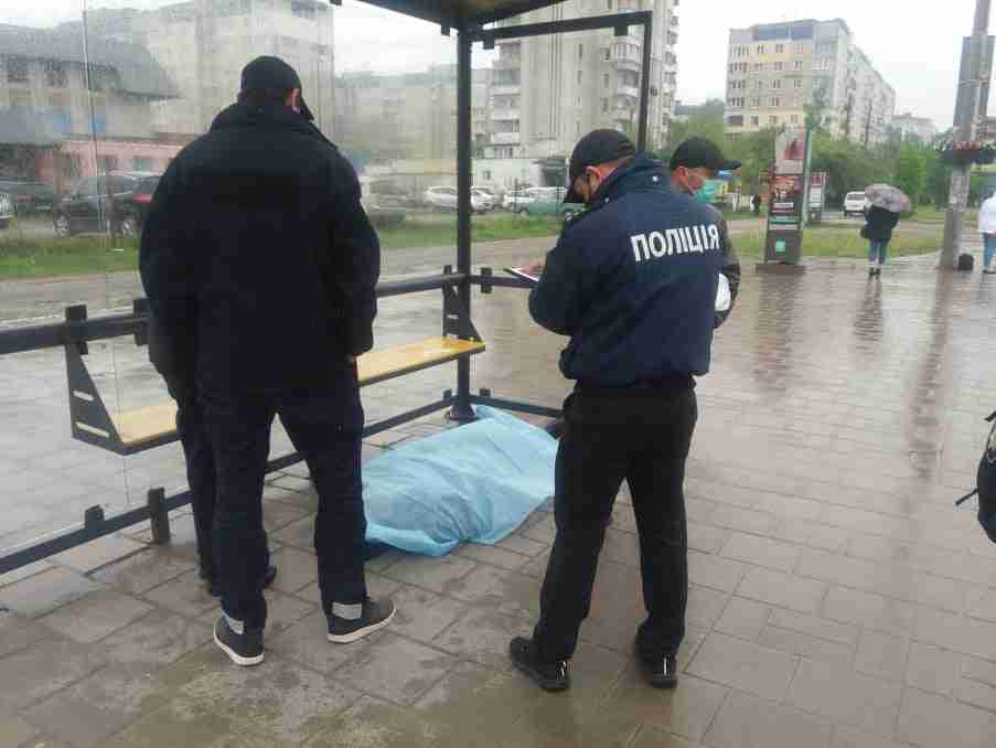 На зупинці громадського транспорту у Львові помер чоловік