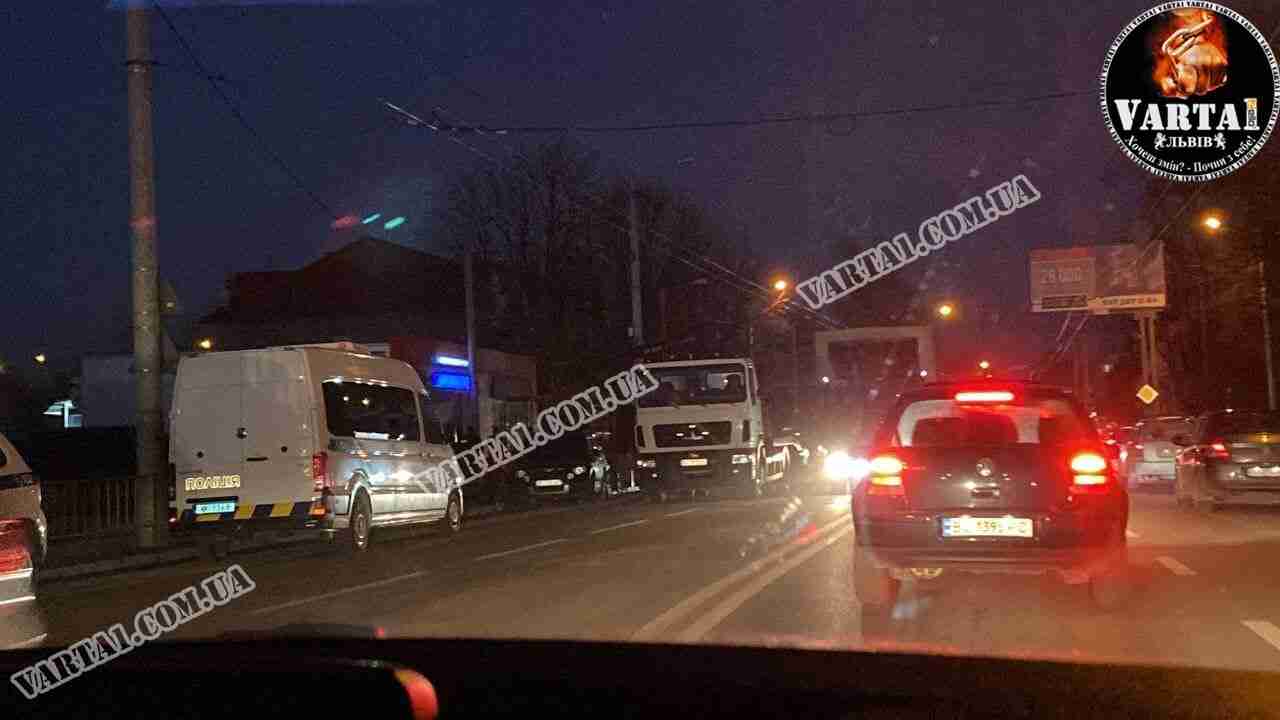 Напали, побили, заштовхали в авто: у Львові викрали іноземця (ФОТО, ВІДЕО)
