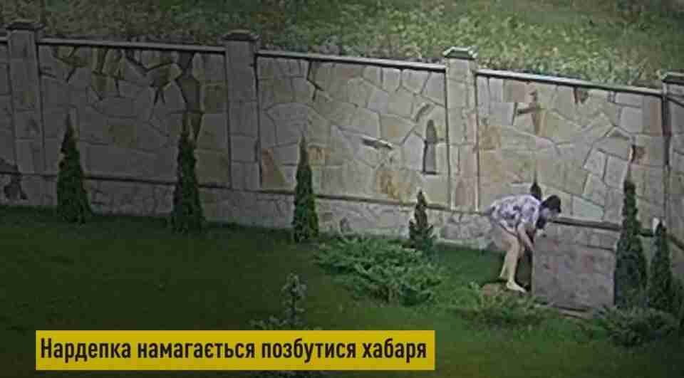 Нардепка з Тернопільщини жбурляла гроші через паркан, щоб її не затримали за махінації із системою «Шлях» (ФОТО, ВІДЕО)