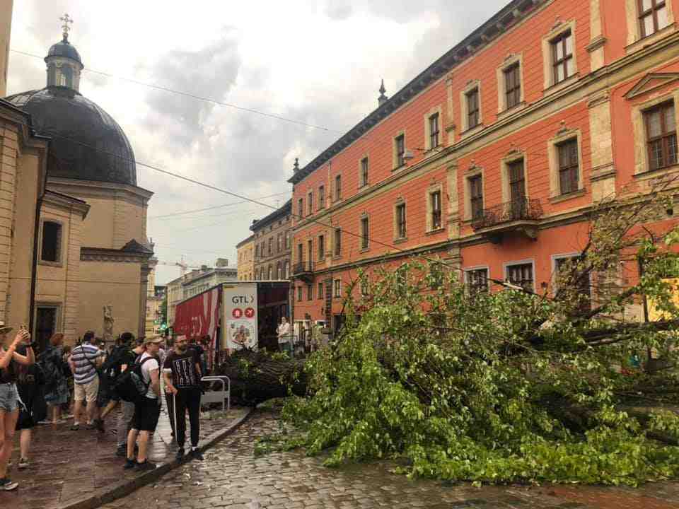 Наслідки негоди: у Львові пройшлася сильна злива (фото, відео)