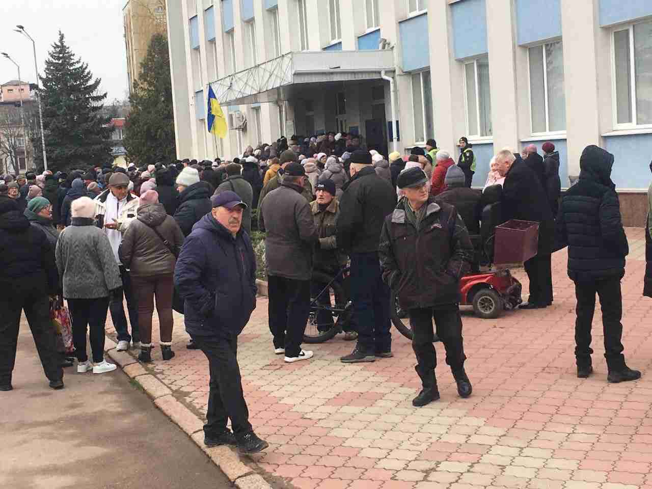 Натовп пенсіонерів-чорнобильців вийшов на мітинг, перекривши трасу на Житомирщині: причина (ФОТО)