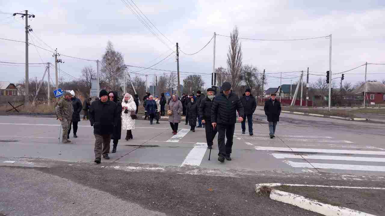 Натовп пенсіонерів-чорнобильців вийшов на мітинг, перекривши трасу на Житомирщині: причина (ФОТО)
