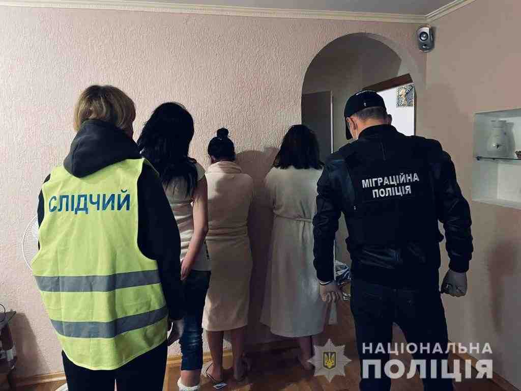 Нацполіція викрила масштабну групу сутенерів, які «працювали» в Україні (ФОТО)