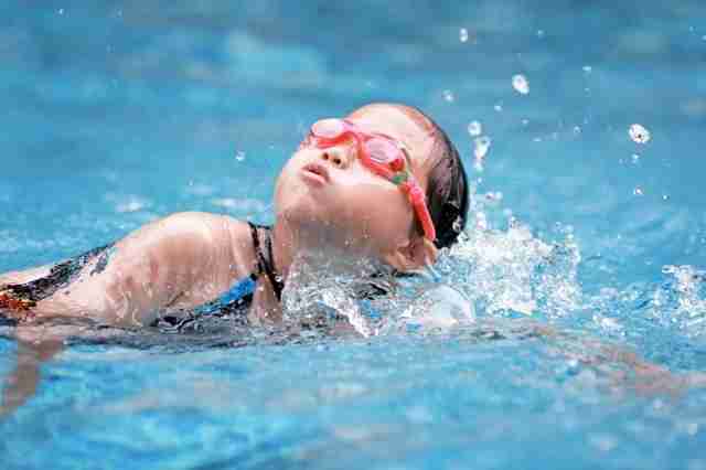 Навіть тих, де немає басейнів: учнів львівських шкіл вчитимуть безкоштовно плаванню (ВІДЕО)
