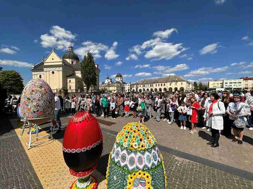 Найбільша мозаїчна писанка: на Львівщині  встановили рекорд України (ФОТО)