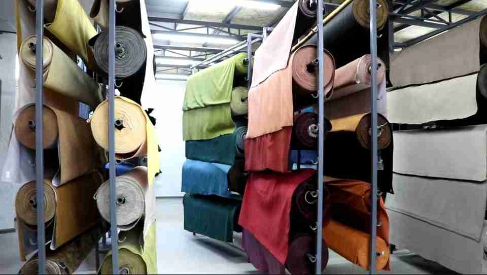 Найбільший вибір вишуканих тканин і фурнітури для меблів в одному місці у Львові (ВІДЕО)