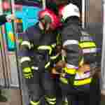 Не працювало метро: у столиці рятувальники допомогли чоловікові, який потрапив під потяг (фото)