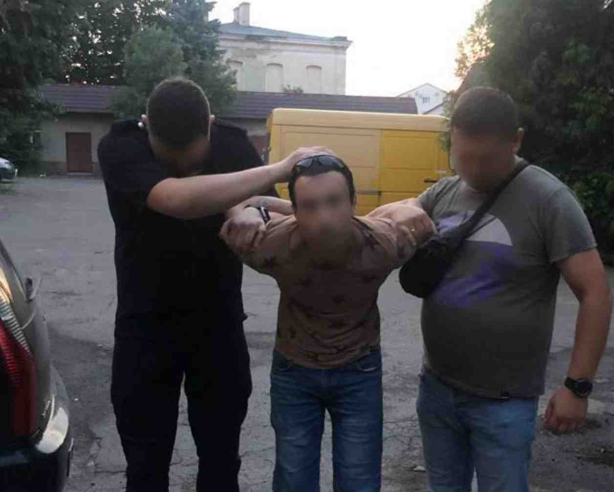 Не відповіла взаємністю: на Львівщині затримали молодика, який порізав дівчину і залишив помирати (фото)