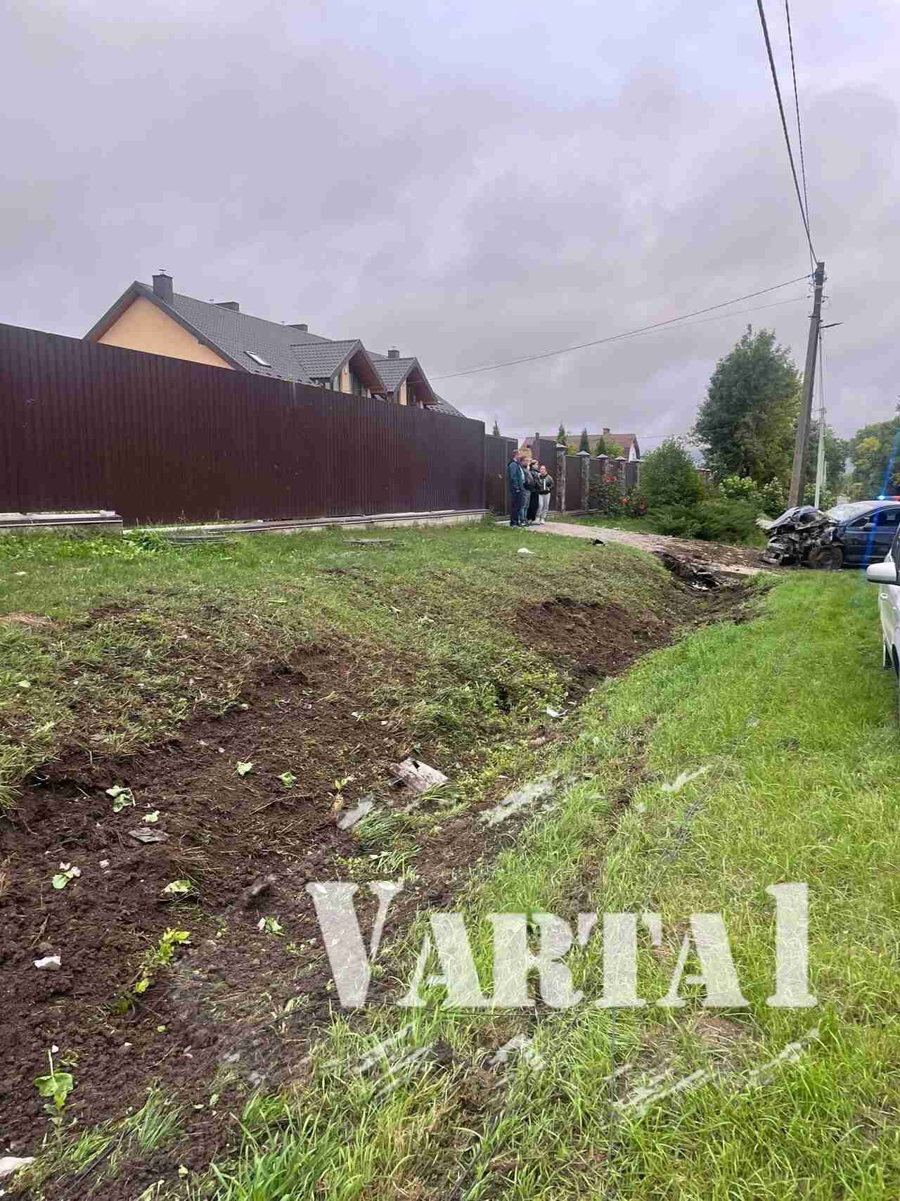 Не впорався з керуванням: поблизу Львова автівка з'їхала з дороги (ФОТО)