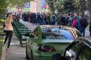 Небувалий ажіотаж: в столиці люди від ранку чекають продаж марки «Російський військовий корабель… Все» (ФОТО)