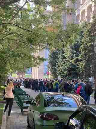 Небувалий ажіотаж: в столиці люди від ранку чекають продаж марки «Російський військовий корабель… Все» (ФОТО)