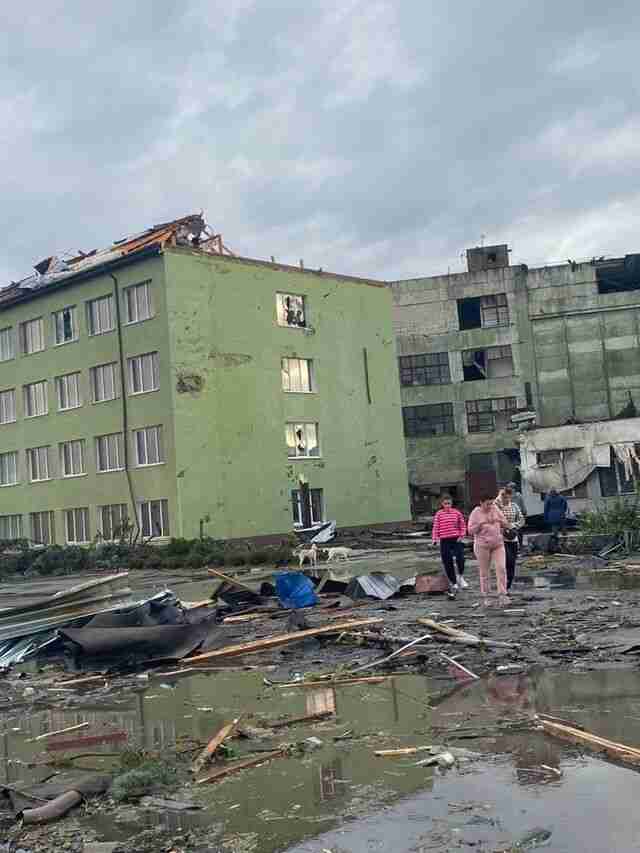 Негода на Сумщині: десятки будинків залишилися без даху, затримуються потяги, постраждали люди (фото)