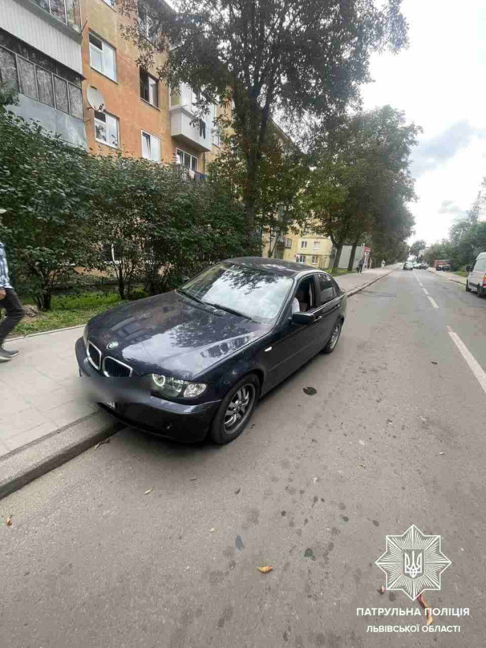 Нетверезий 20-річний водій BMW у Львові хотів підмінити сечу на сік під час аналізу (ФОТО)