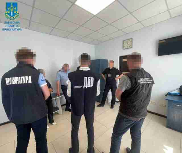Незаконно оформили нульове розмитнення: на Львівщині викрили шістьох інспекторів митниці (ФОТО)