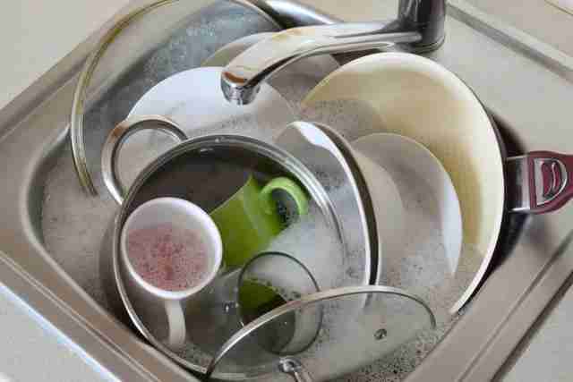 Ніколи не залишайте брудний посуд у раковині на ніч: чим загрожує така звичка
