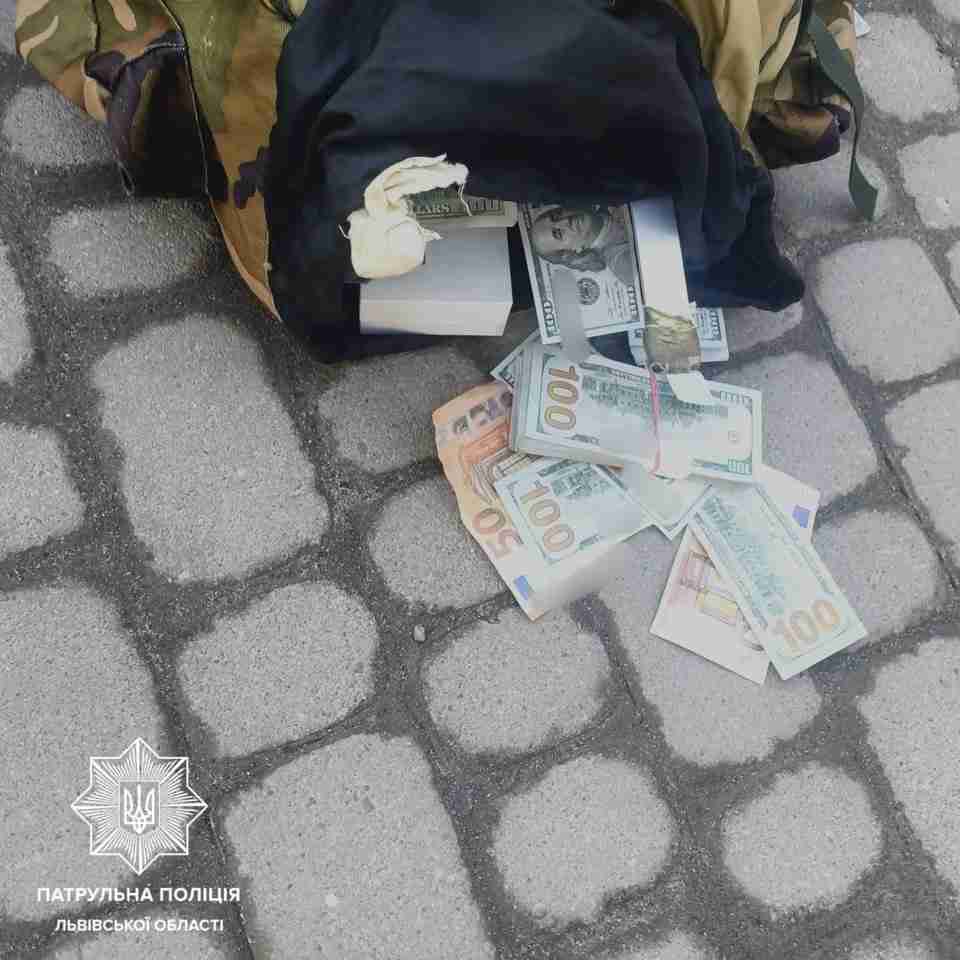 Обікрали банк в масках: у Львові затримали підозрюваних у крадіжці (ФОТО)