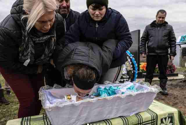 Один із наймолодших жертв війни: поховали немовля, якого вбила ракета у пологовому будинку (ФОТО)