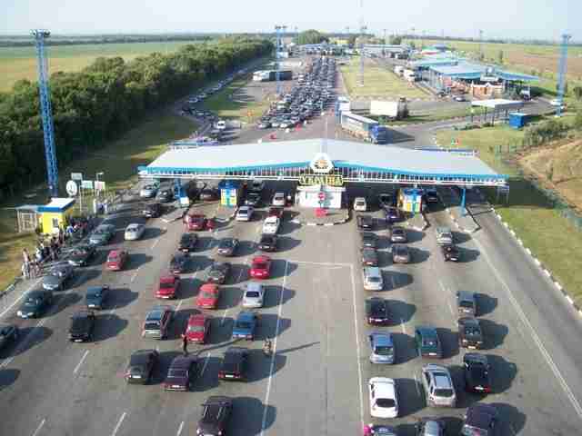 Оформлення транспортних засобів: українцям дозволили ввозити автомобілі на усіх пунктах пропуску Львівщини