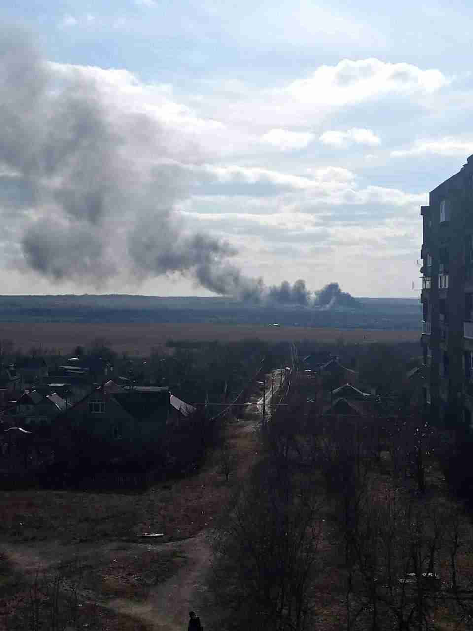 Охоплений вогнем падає на землю: над окупованою Донеччиною збито російський літак (ВІДЕО)