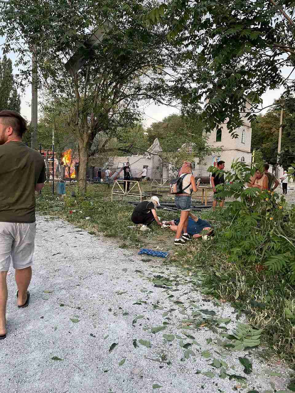 Окупанти вдарили по житловому кварталу Запоріжжя: є загиблі та поранені (ФОТО/ВІДЕО)