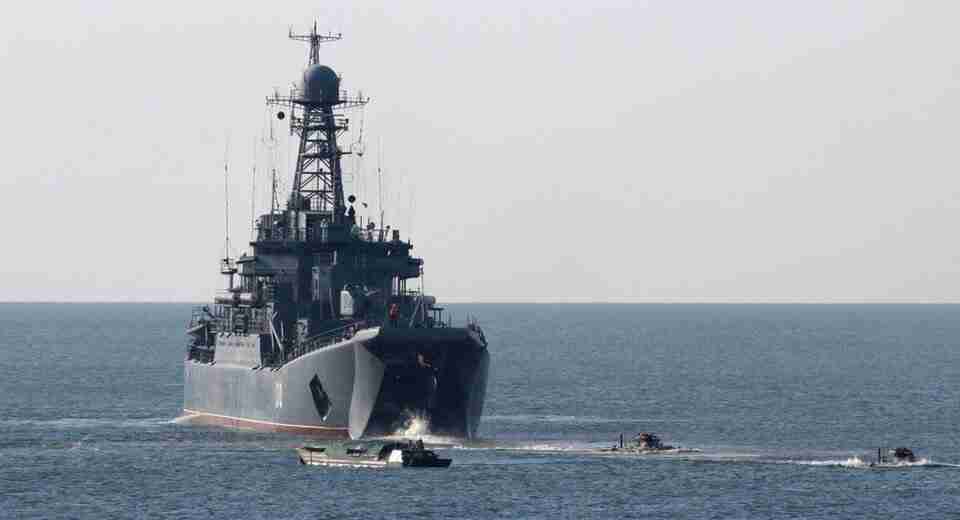 Окупанти забрали великі десантні кораблі з Чорного моря після ураження ВДК «Мінськ»