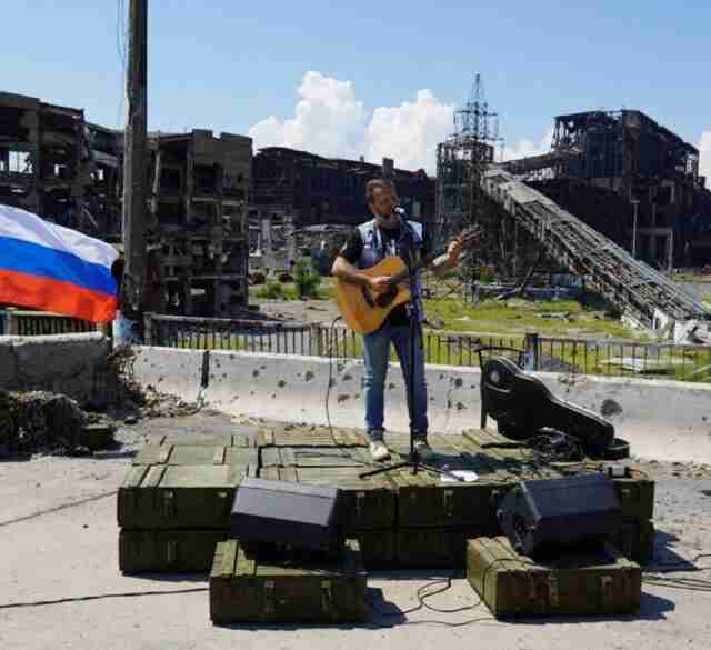 Організований окупантами рок-концерт на «Азовсталі» виявився «скигленням одного гітариста» (ФОТО)
