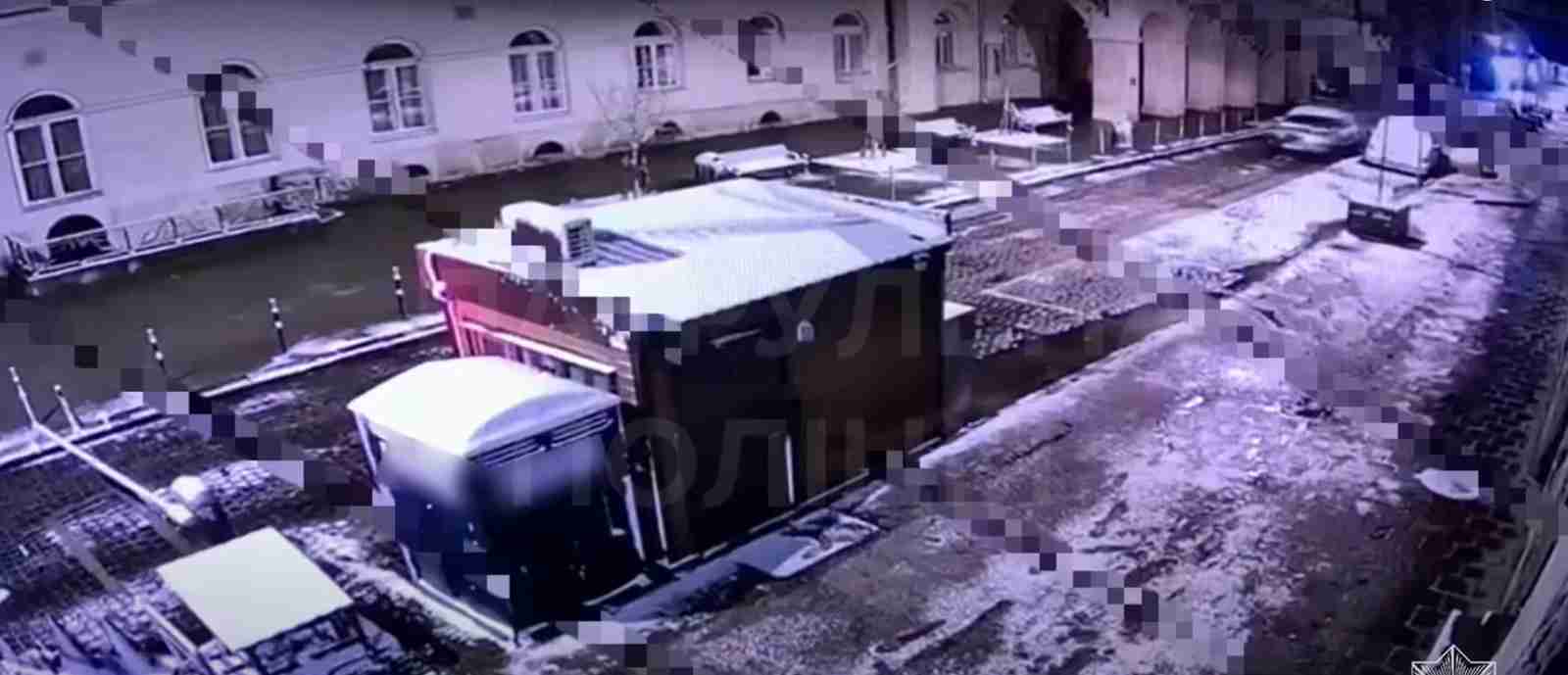 П’яний водій у центрі Львова вчинив дві ДТП і влетів у зелену зону (ВІДЕО)