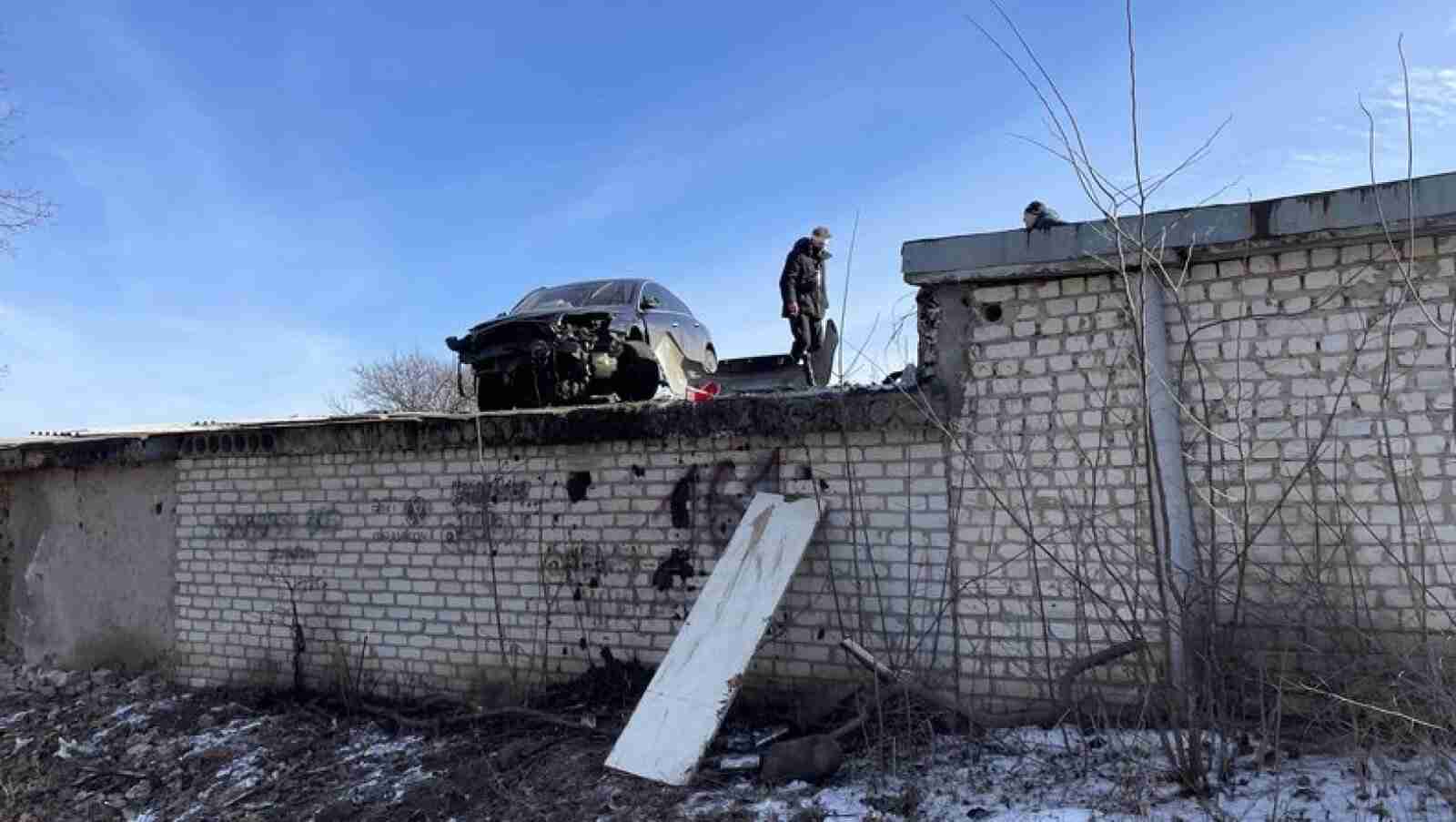 П'яний водій у Харкові, тікаючи від патрульних, вилетів на дах гаража (ФОТО)