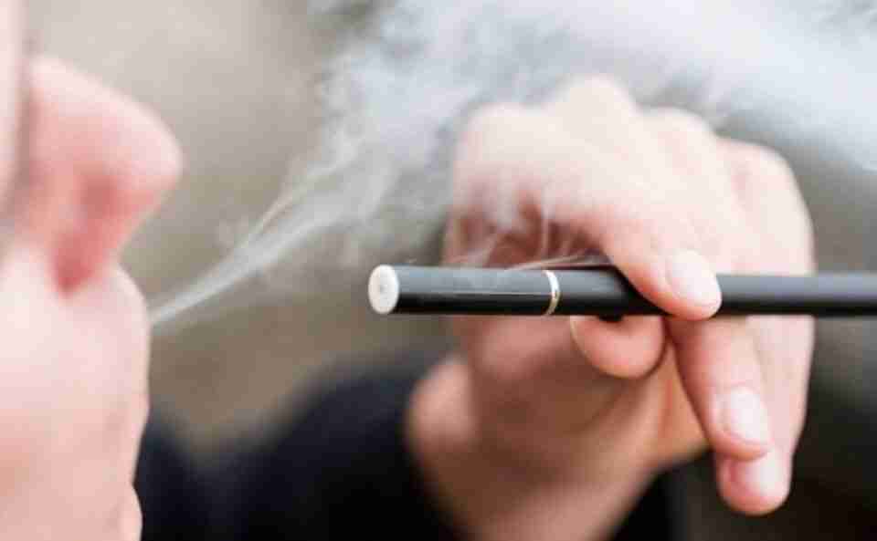 Пагубна звичка: в Україні заборонять курити електронні сигарети в громадських місцях