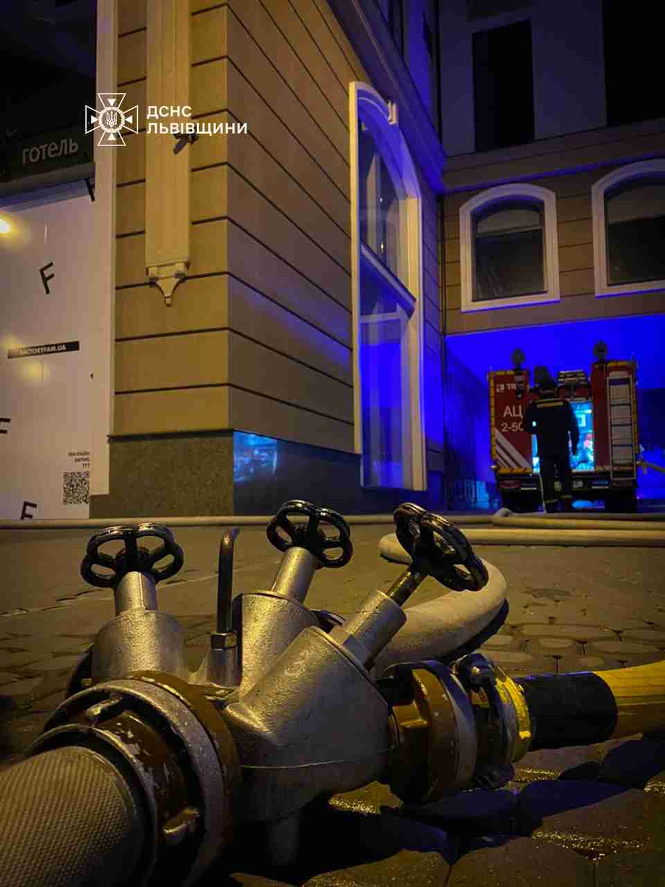 Палала будівля готелю у Львові: надзвичайники розповіли деталі пожежі (ФОТО)