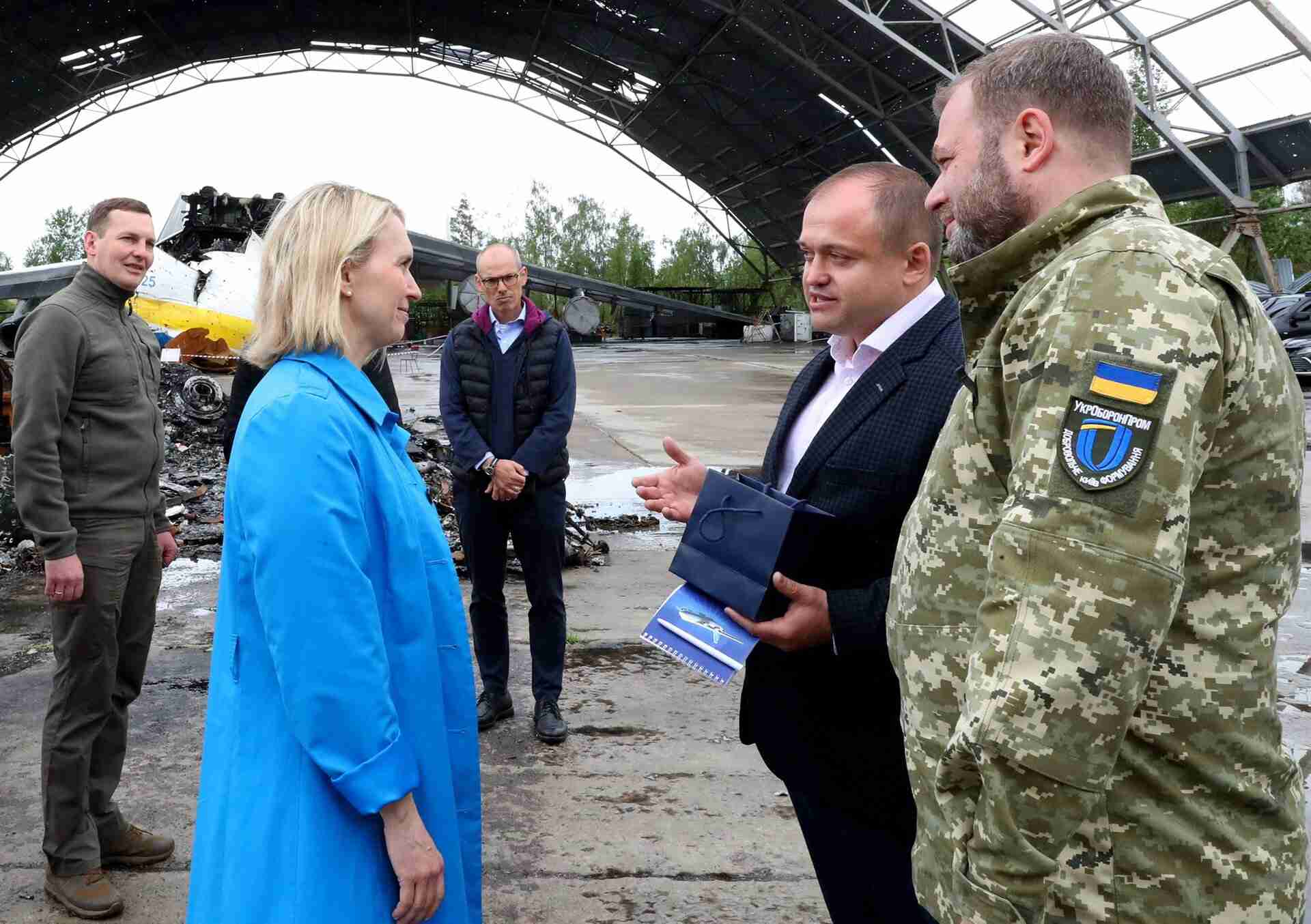 Пані посол США Бріджит Брінк відвідала аеропорт у Гостомелі (фото)