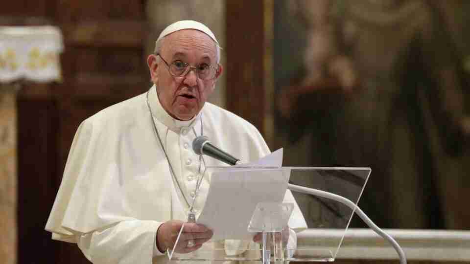 Папа Римський вважає «морально прийнятним» постачання зброї для України